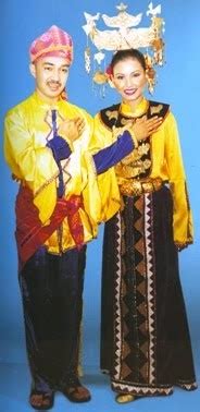 Sedangkan pakaian adat kaum perempuan yaitu berupa baju kurung yang memiliki lengan panjang dan dihiasi dengan motif sulam emas. Adat Dan Budaya Etnik Di Malaysia: KAUM BAJAU-205084