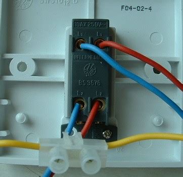 A one way light switch has two terminals which is a common marked as com or c. www.ultimatehandyman.co.uk • View topic - no 'common' on a light switch!