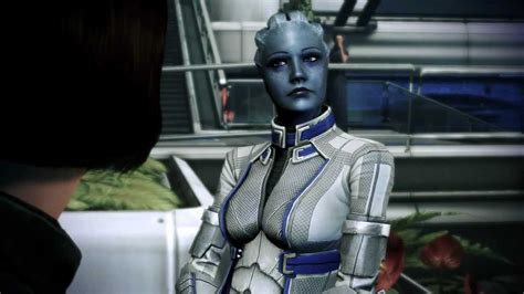 Где именно первый раз игрок знакомится с лиарой в игре Mass Effect