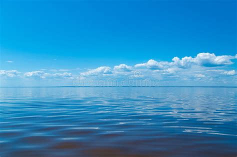 Море и голубое небо с облаками Стоковое Изображение изображение