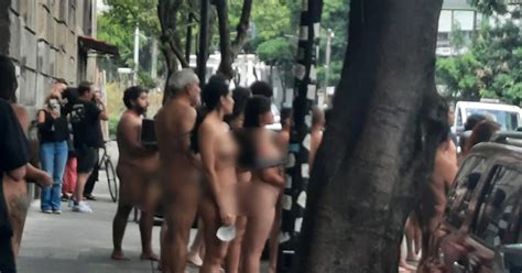 spencer tunick regresó a ciudad de méxico y desnudó por lo menos 50 personas frente a segob