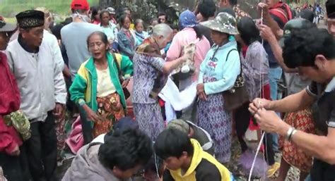 Manene Festival Creepy Ritual Where Dead Relatives Are Dug Up For