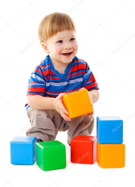 Niño Jugando Con Cubos De Colores — Foto De Stock 25417599 — Depositphotos