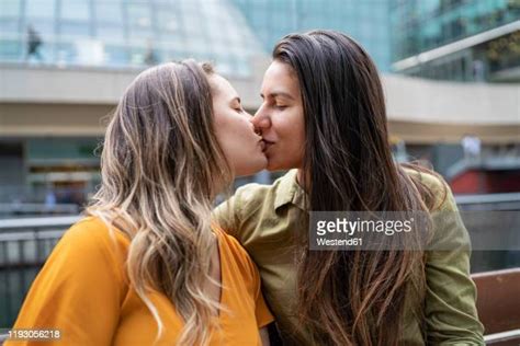 lesbian kiss photos et images de collection getty images