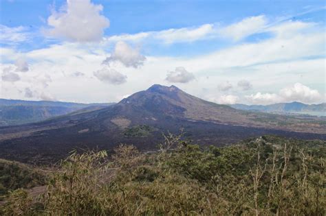 Bayangkan saya jika anda berada di alam bebas pegunungan merasakan suasana kesejukan dan kemurnian udara yang ada disana. Paling Populer 25+ Gambar Pemandangan Gunung-ganang
