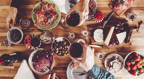 L'uomo, durante una cena dalla sorella élisabeth e dal cognato pierre decide di rivelare ad amici e parenti il nome che vuole dare al figlio. Come organizzare una cena autunnale tra amici: idee e ...