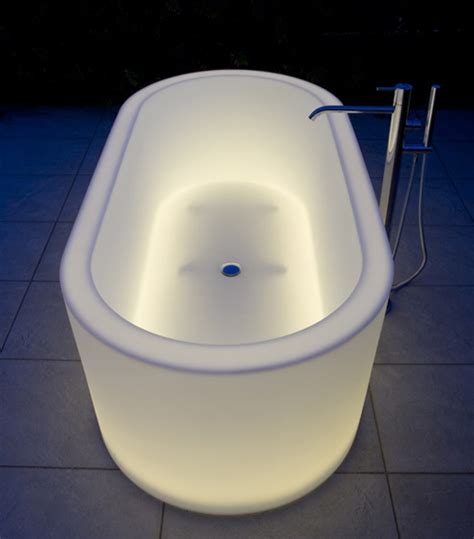 Was jetzt noch fehlt ist die passende beleuchtung. Moderne Badewannen mit LED Beleuchtung und innovativen ...