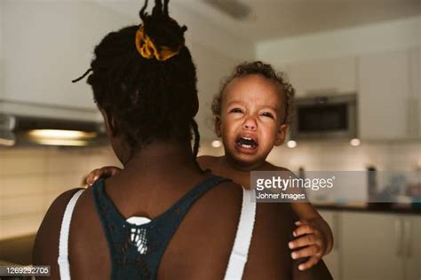 Madre Llorando Fotografías E Imágenes De Stock Getty Images