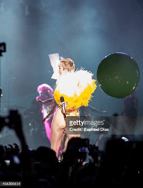 Miley Cyrus In Concert Rio De Janeiro Photos And Premium High Res Pictures Getty Images