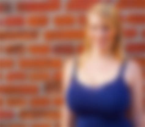 Attention grabbers : r/2busty2hide