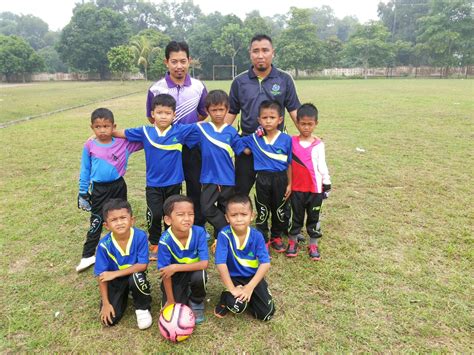 Jarak sekolah dari pusat bandar ialah 8 km dan berada di perkampungan nelayan. Prasekolah SK Padang Mengkuang: Penglibatan/Pencapaian