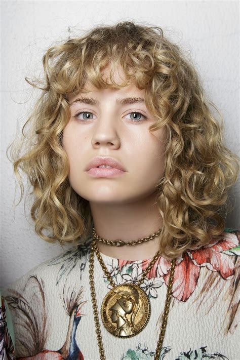 Just A Super Useful Guide To Getting A Modern Perm Ellemag Curly Hair