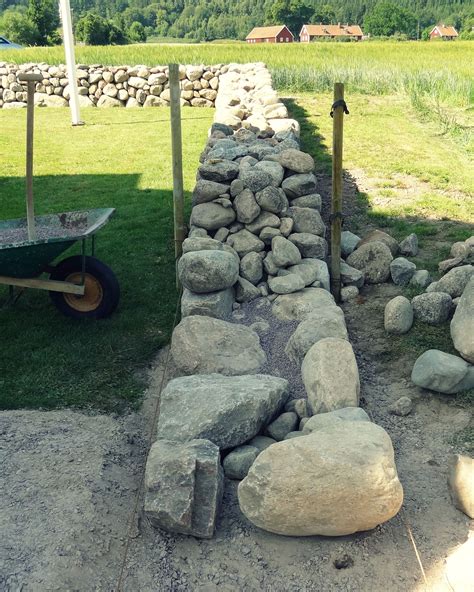 Dry stone wall surrounds a replica of a traditional blackhouse built by the dswac in ontario, canada. 07`13 Stenmur, sten staket, gärdsgårdsmur / Dry Stone Wall ...