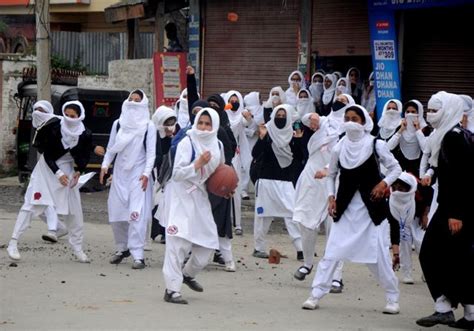 انڈیا کے زیر انتظام کشمیر کی سنگ بار لڑکیاں Bbc News اردو