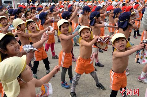 일본 어린이들 대한에 상반신 알몸으로 신체단련3 인민넷 조문판 人民网