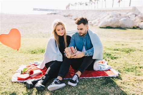 free photo romantic couple celebrating anniversary on picnic