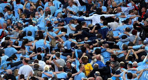 Vidéos Pourquoi Les Supporters De Manchester City Se Mettent Dos Au