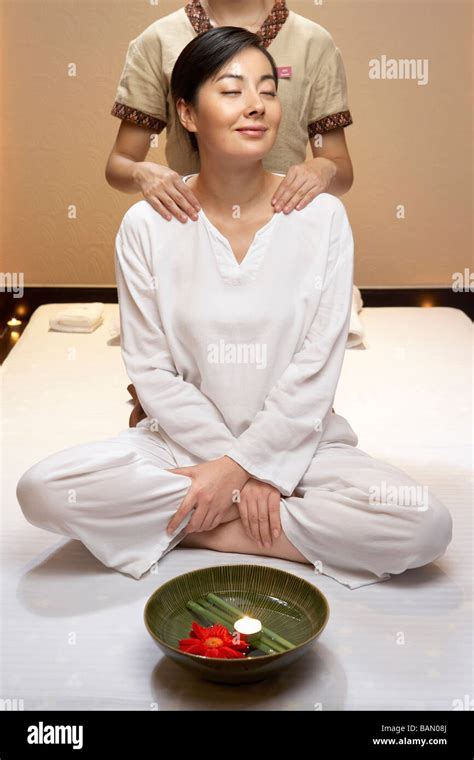 Spa Attendant Giving A Shoulder Massage To Woman Stock Photo Alamy