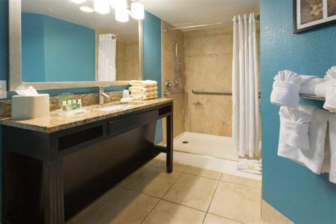 Accessible Oceanfront 2 Queen Beds Roll In Shower Holiday Inn Resort Daytona Beach Oceanfront