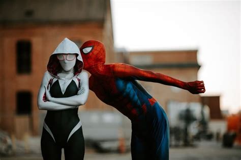 this couple did an amazing spiderman themed photo shoot spiderman and spider gwen photoshoot