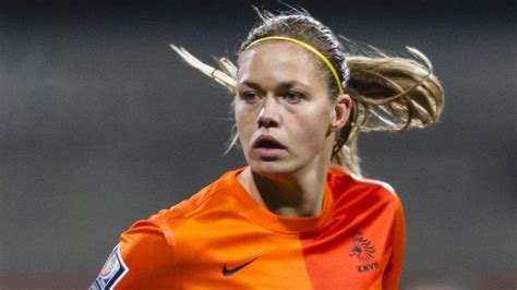 Is she married or dating a new boyfriend? Drie speelsters FC Twente bij Oranje voor oefenduel