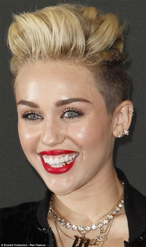 Miley Cyrus Usa Dentes De Ouro E Chama A Atenção Durante Evento Em