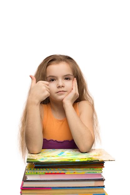 Menina Bonitinha Caucasiana Com Livros Retrato Da Escola Isolado No Fundo Branco Foto Premium