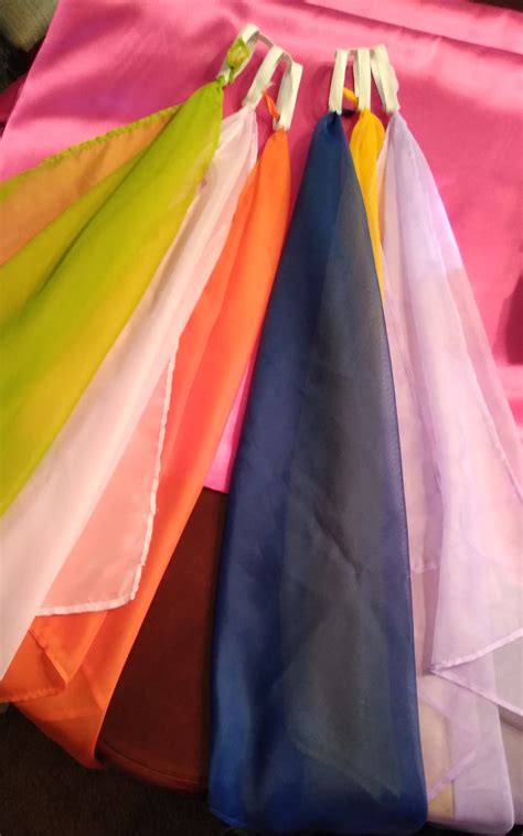 A long narrow piece of coloured paper, u.: Dance Streamers