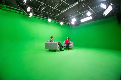 Rent fully equipped green screen studio in los angeles for best price. Green screen and white cyc studios