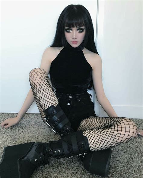 Pin By Yeu Vzzxxii On Kina Shen Hot Goth Girls Fashion Goth Outfits