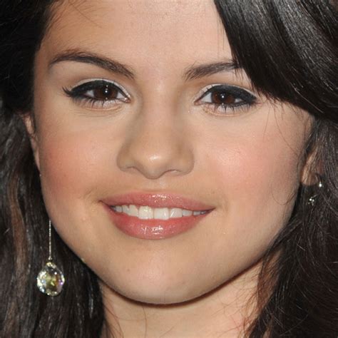 Selena Gomez Makeup Charcoal Eyeshadow And Pale Pink Lipstick Steal