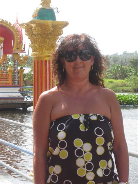 poppy48 56 from canvey island is a local milf looking for a sex date