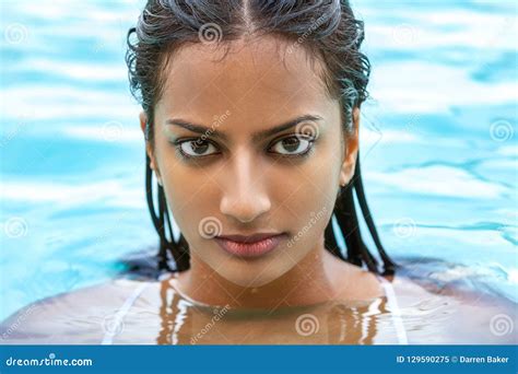 Sexy Indisches Asiatin Mädchen Im Swimmingpool Stockbild Bild Von