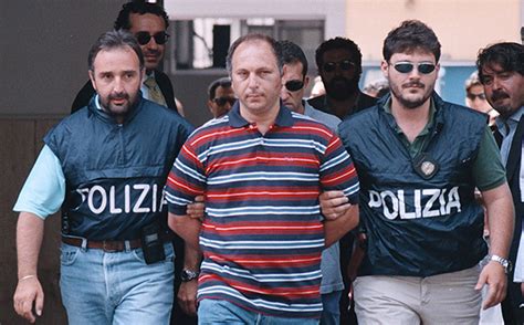 Messina denaro es frecuentemente descrito como un despiadado, playboy, mafioso y mujeriego, conductor de un caro porsche deportivo y portador de relojes rolex daytona. Spatuzza rivela: ''Matteo Messina Denaro fu operato a ...
