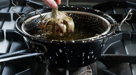 Poi riempite una ciotola piuttosto capiente con dell'acqua e spremete. Carciofi alla Giudia: la ricetta de Il Giornale del Cibo