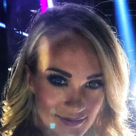 Carrie Underwood Shares Close Up Photo Of Her Face Before Acm Awards
