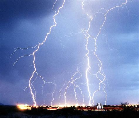 Bright Lightning Pictures Photos And Images Of Disasters Science For