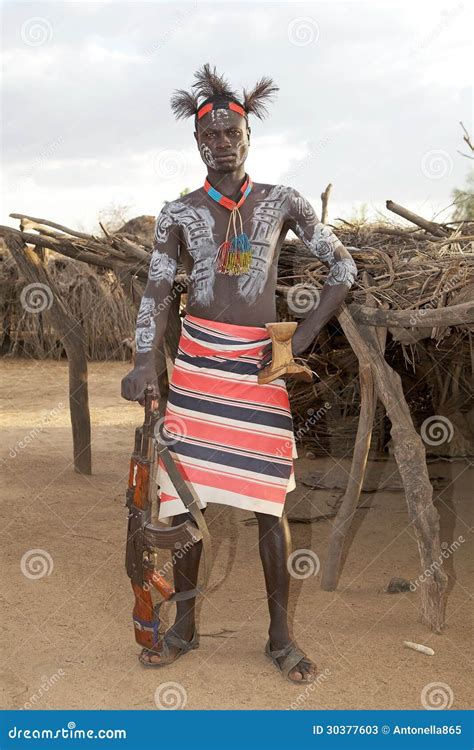 Afrikanischer Stammes Mann Redaktionelles Stockfoto Bild Von Feder Thiopisch