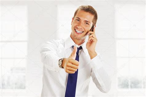 Hombre De Negocios Joven Sonriente Hablando Por Teléfono Y Haciendo