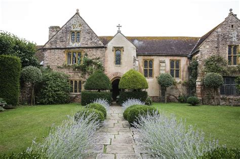 A Medieval Manor West Of London Lists For 655 Million Mansion Global