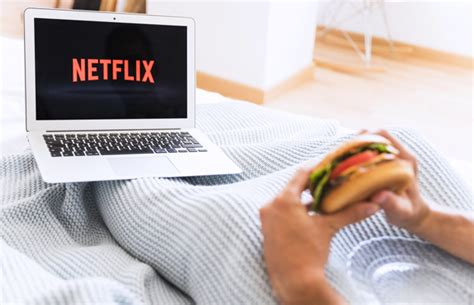 Hey, guys once again welcome to tricks zylo. Crop man eating and watching netflix series | Free Photo