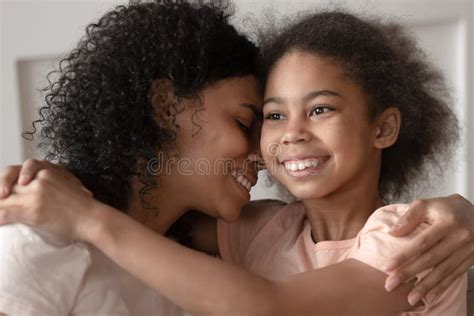 Madre E Hija Negras Sonrientes Abrazan Juntos El Abrazo Foto De Archivo
