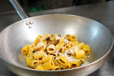 oggi si celebra il carbonara day ecco la storia della famosa pasta e la ricetta originale