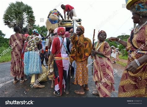 Kartiaksenegal Sept 18people On The Road Go To A Ritual Of Boukoutt