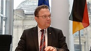 Deutscher Bundestag - Hans-Peter Friedrich leitet den ...