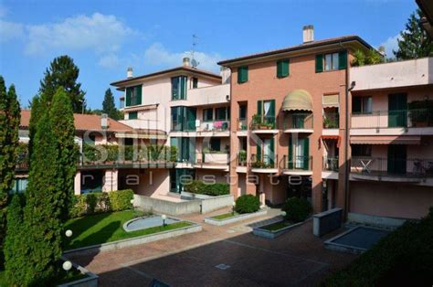 Ampio e accogliente ingresso che ci conduce nel doppio e luminoso soggiorno, sala pranzo, cucina abitabile, 2 camere e. Case venegono superiore, compro casa venegono superiore in ...