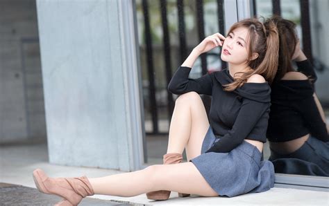 Wallpaper Sitting Legs Reflection Asian Women 2048x1289