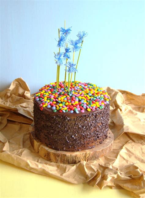 Dica de chocolate aniversário bolo coberto com chocolate kit kat nas laterais e lindo laço de cetim azul para enfeitar. Bolo de aniversário de chocolate | SAPO Lifestyle