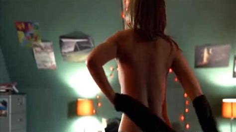 映画で彼女の裸の胸を見せているセレブローレンコーハンヌード Lauren Cohan