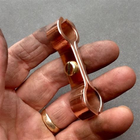 Copper and brass are two very similar looking metals but there are many occasions when it's useful to be able to differentiate between brass and copper pipes. Copper Saddle Clamp Double Ports Spacer Bracket 15mm Diameter